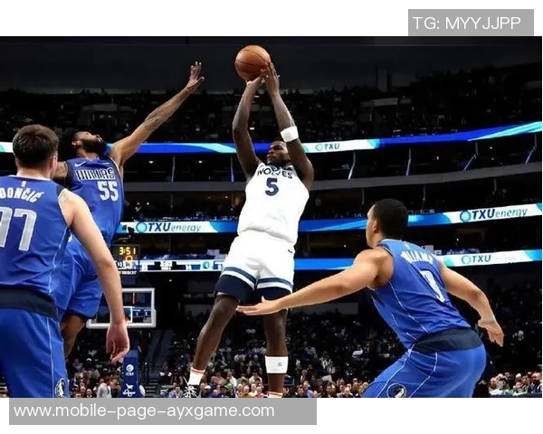 爱德华兹表现稳定半场5投3中斩获11分正负值高达12助球队争胜